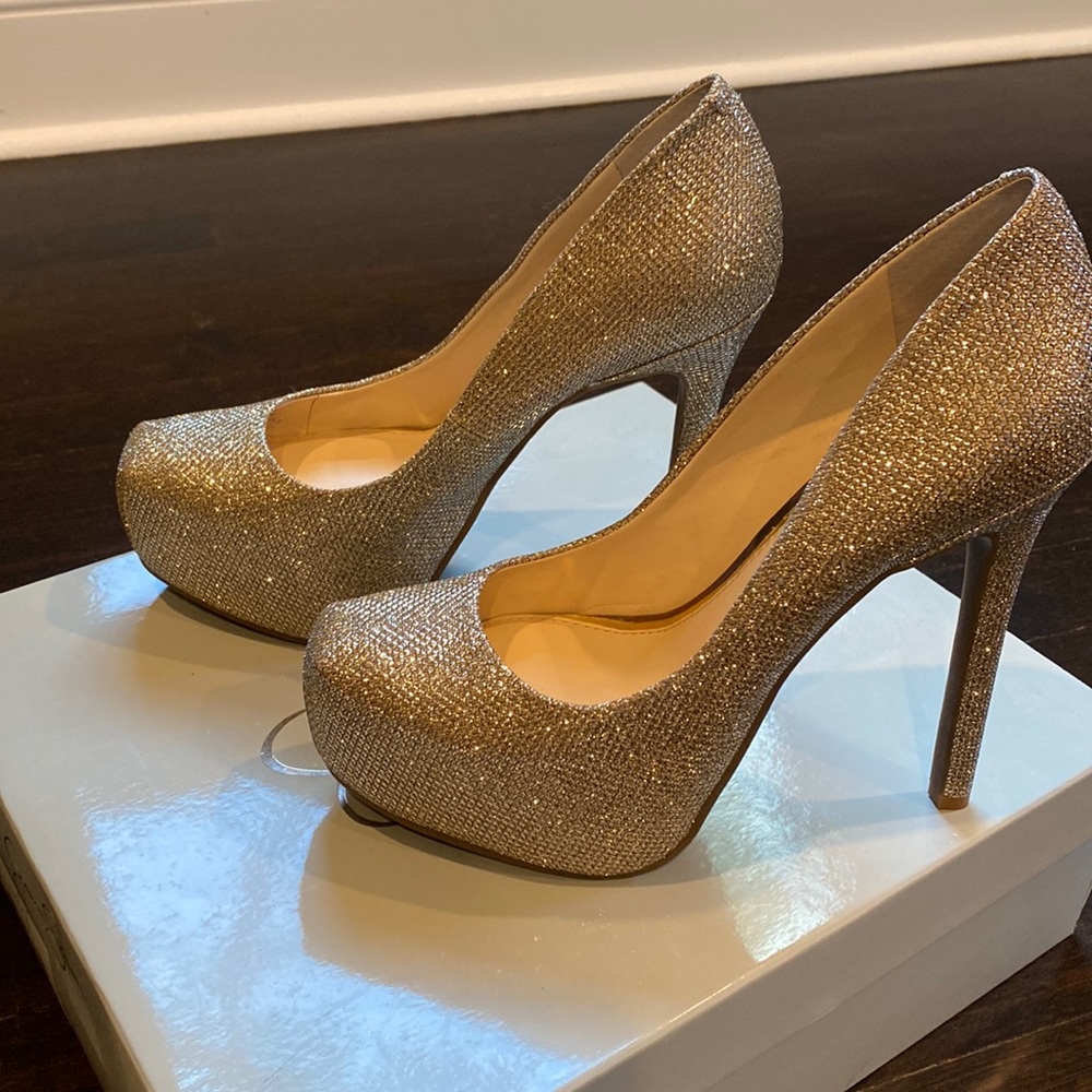 Jessica Simpson Size 6.5 GOLD SPRKLE MSH